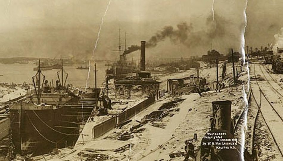 Havneområdet i Halifax er rasert etter eksplosjonen. Fem norske sjøfolk som er om bord i SS Hovland, som ligger i tørrdokk til venstre på bildet, er blant de omkomne. Rederiet het Hedrum og skipsreder var Alf Lunde som var bestefar til kjøpmann Albert Bøe i Larvik. Foto: Walther MacLaughlan