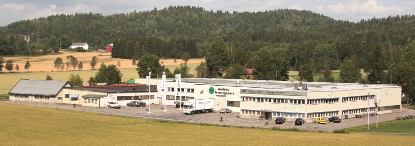 Andebu Næringspark AS. Til venstre sees den første fabrikkbygningen (bnr. 15).