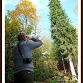 Stig Støtvig fra Norsk institutt for skog og landskap måler treets høyde med en høydemåler. Foto Kristin BjørntveOKdtOK.jpg