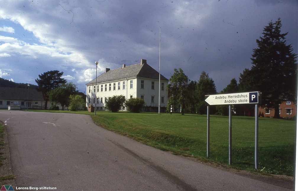 002 -- Andebu langs veien  Ca. 1986 Herredshuset.  