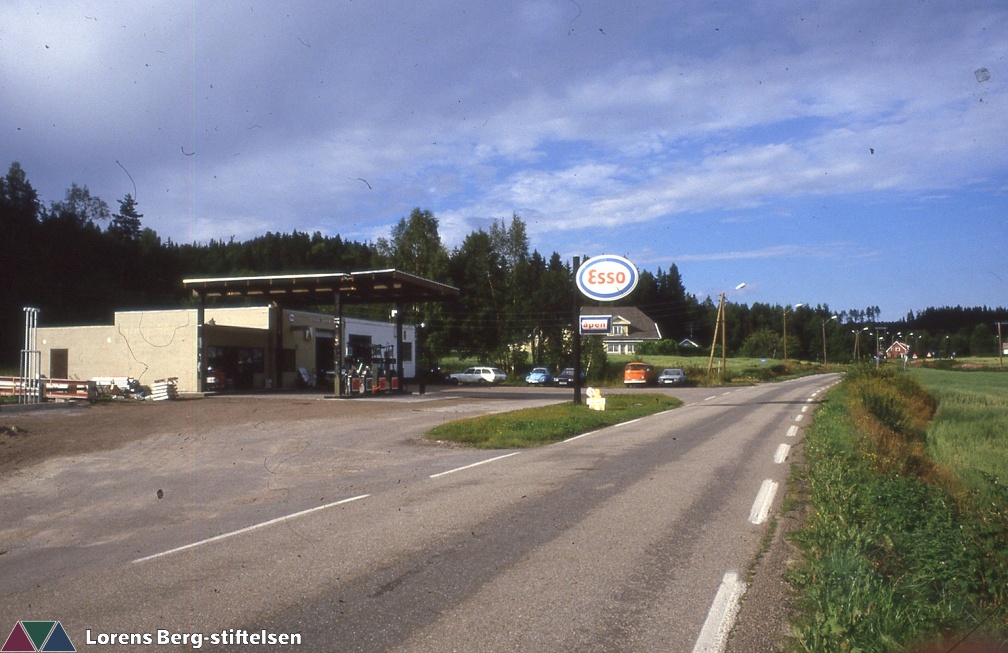 013 -- Andebu langs veien Ca. 1986. Bensinstasjon. Døvlehavna.  