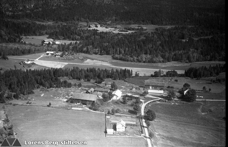 250-001-19530000-002 - Østre Hallenstvedt .jpg