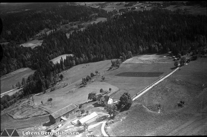 250-007-19530000-002 - Østre Hallenstvedt .jpg