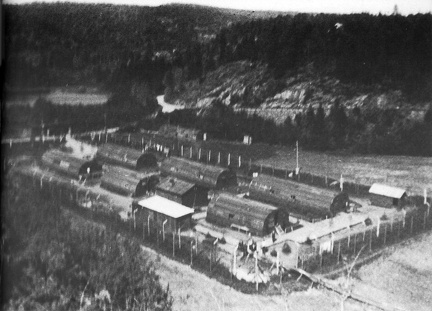 Veien til høyre på bildet går vestover til Neskrysset. Veien i bakkant går østover til Hvarnes i Lågendalen. Bildet er utlånt av Kristian Lakskjønn..