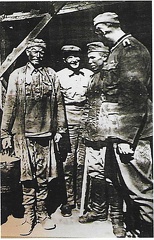 Bildetekst: Russiske fanger med en tysk vakt. Fotoet er hentet fra en særoppgave skrevet av Andebujenta Siv Marit Hynne.