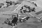 281.017 - Høyjord Vestre gnr. 81, bnr. 17 Høyjord kirke 1951  009.jpg begge gårdene