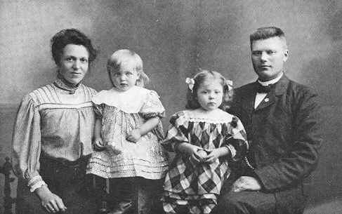 Anders og Hella Flaaten med døtrene Ragnhild og Astrid